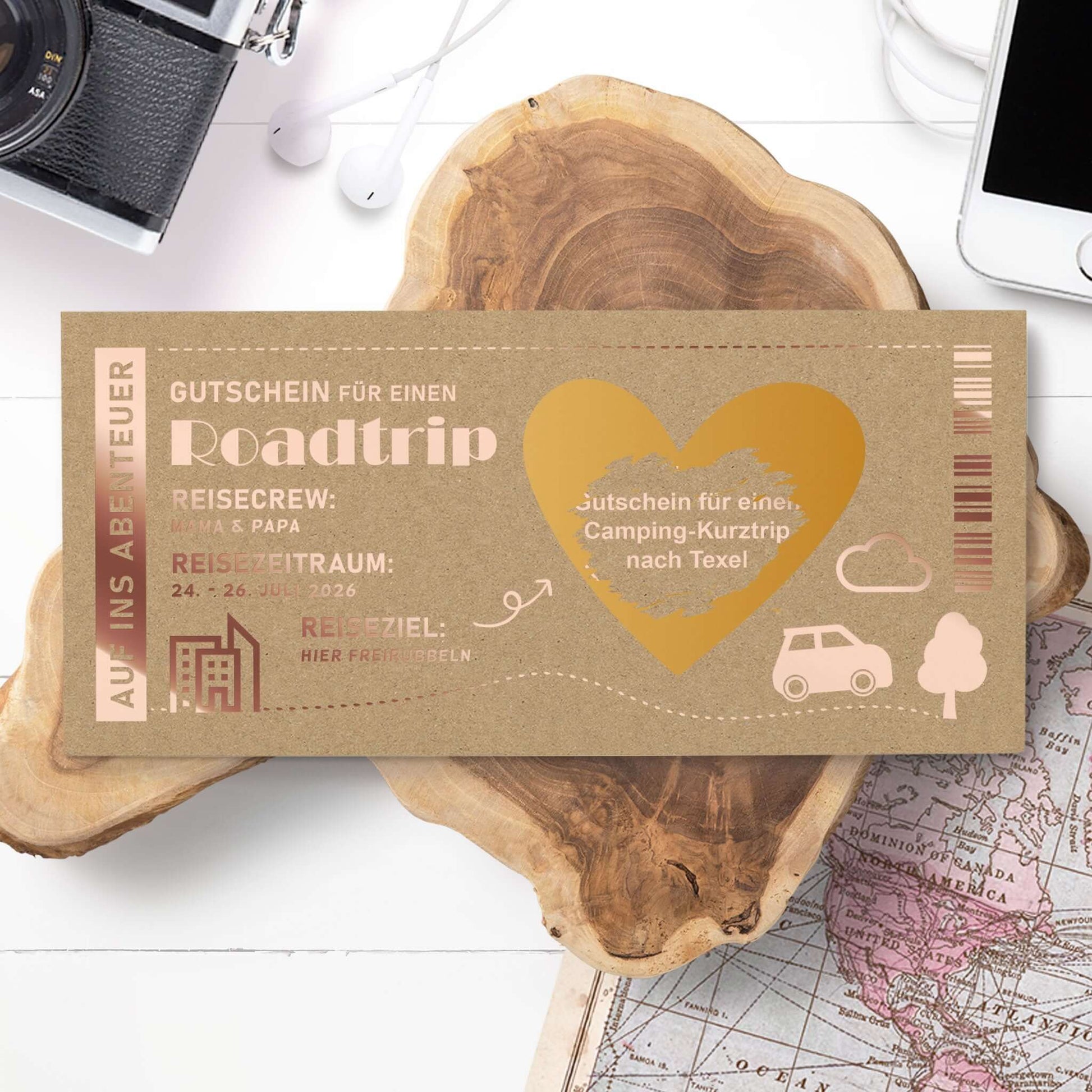 Roadtrip-Gutschein Kraftpapier – Lifestyle-Setting mit Kamera & Reiseutensilien, Wunschtext Camping-Trip Texel