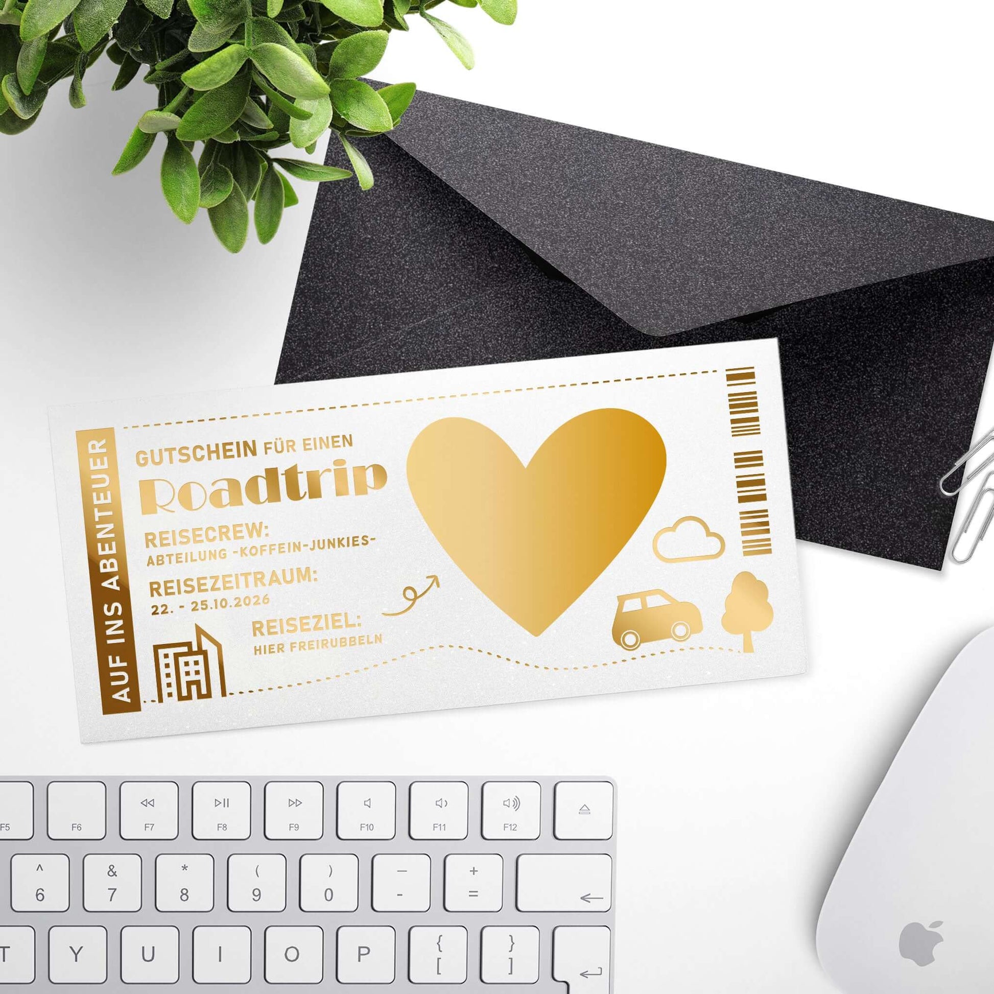 Roadtrip-Gutschein Weiß-Gold – Schreibtisch-Setting mit schwarzem Umschlag, Personalisierung für Kollegen