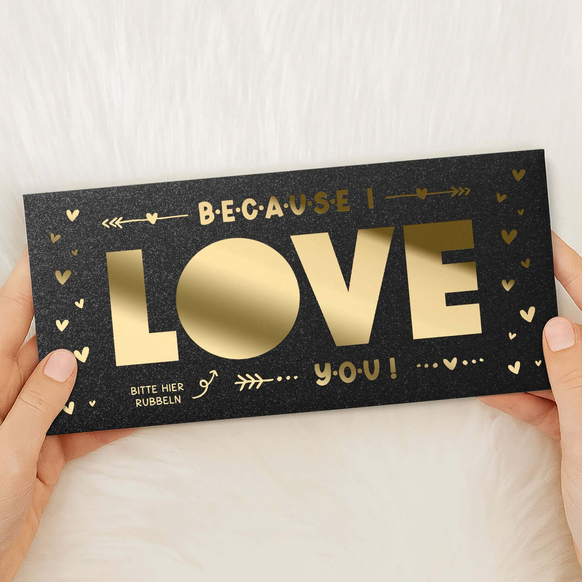 Rubbelkarte Because I Love You in Schwarz Schimmer mit Goldfolie in Händen gehalten – KuschelICH