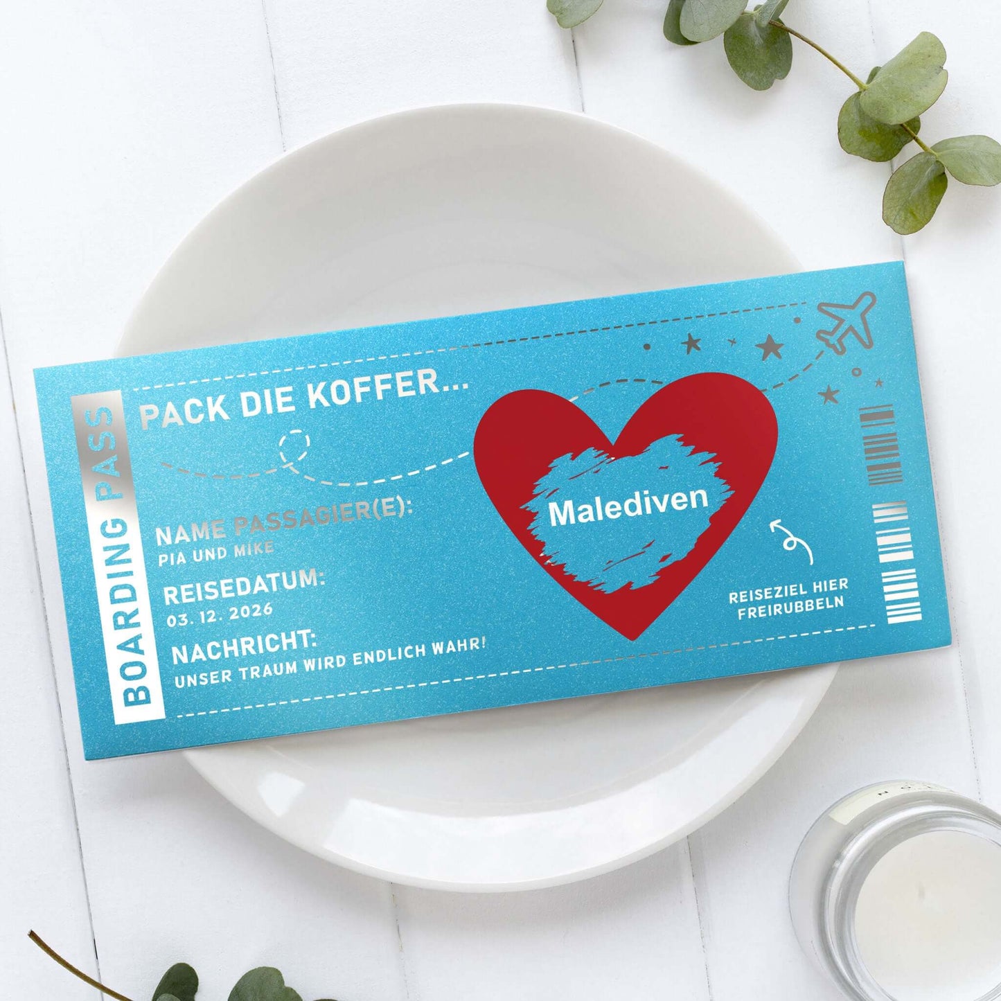 Rubbelkarte Boarding Pass Aqua Schimmer Silberfolie – Reisegutschein Malediven auf Teller, Lifestyle