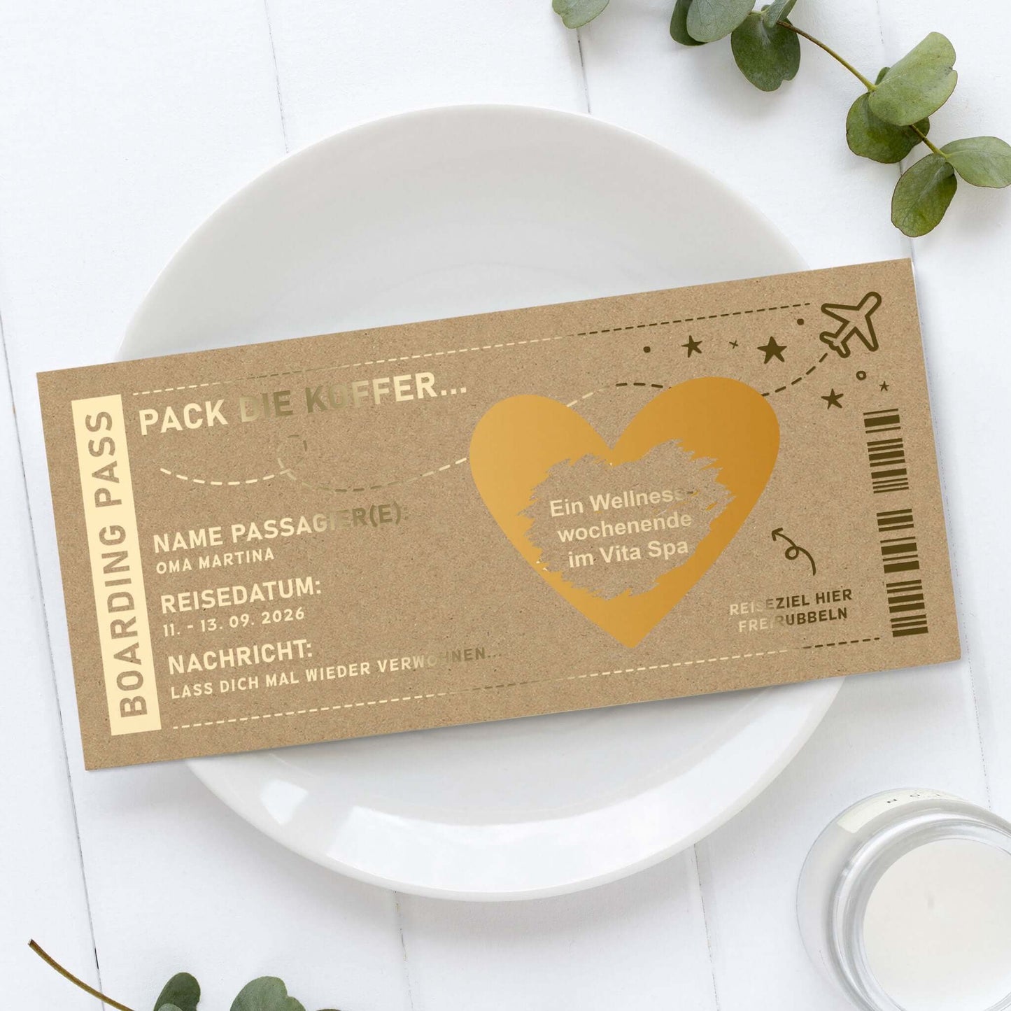 Rubbelkarte Boarding Pass Kraftpapier Goldfolie – Wellnessgutschein personalisiert auf Teller