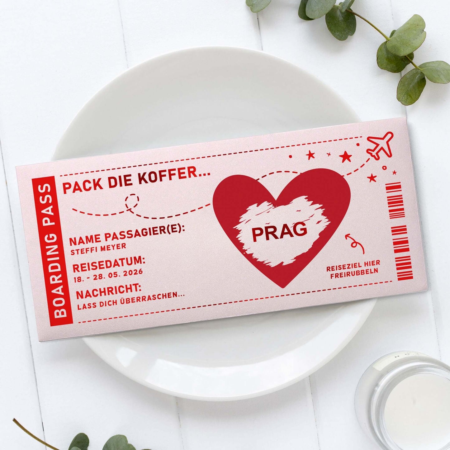 Rubbelkarte Boarding Pass Rosa Schimmer Rotfolie – Reisegutschein Prag personalisiert auf Teller