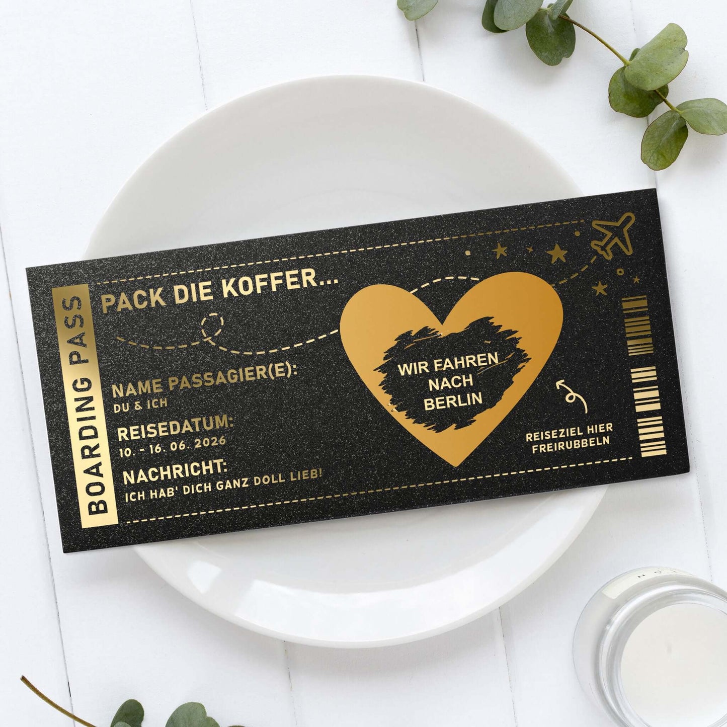 Rubbel Gutschein Boarding Pass Schwarz Schimmer Goldfolie – Berlin Gutschein personalisiert auf Teller