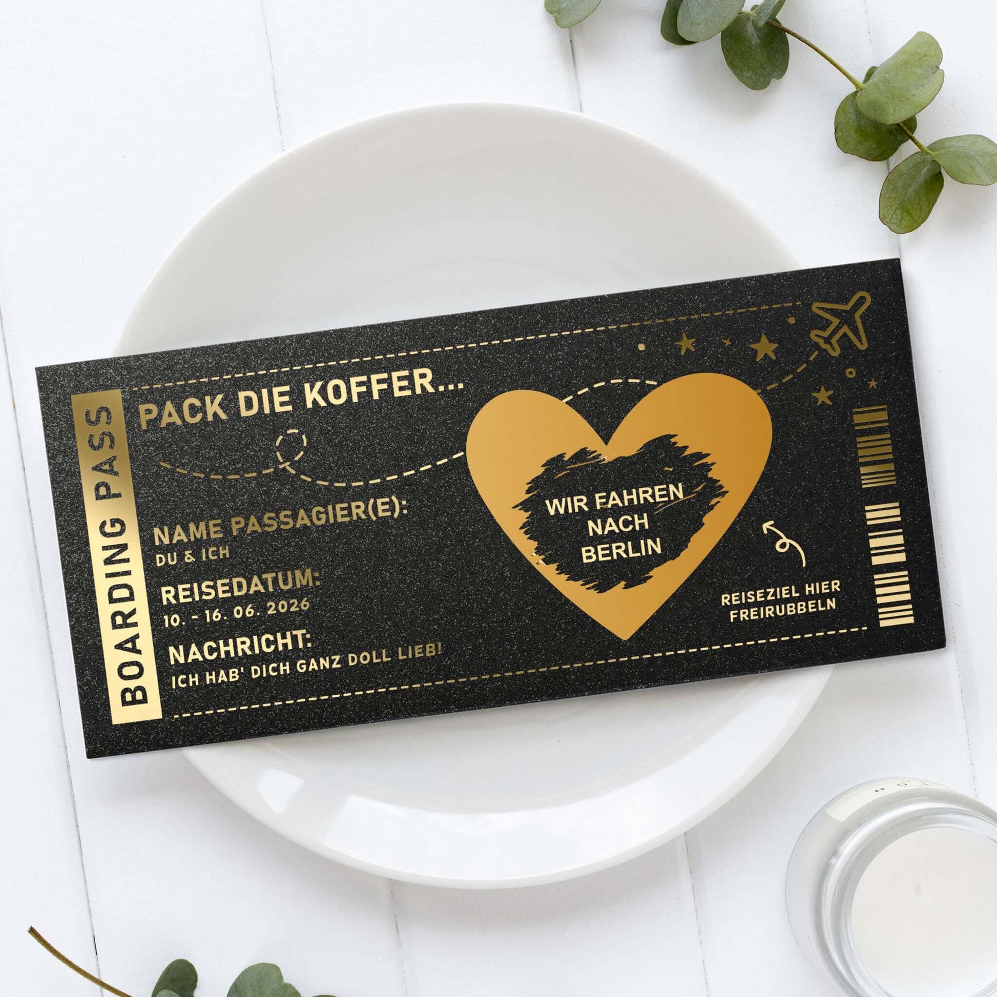 Rubbel Gutschein Boarding Pass Schwarz Schimmer Goldfolie – Berlin Gutschein personalisiert auf Teller