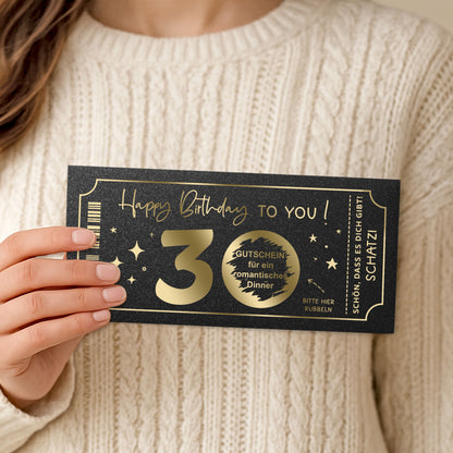 Rubbelkarte Geburtstag Goldfolienprägung schwarz – Detailansicht Rubbelfeld und Ticket-Design