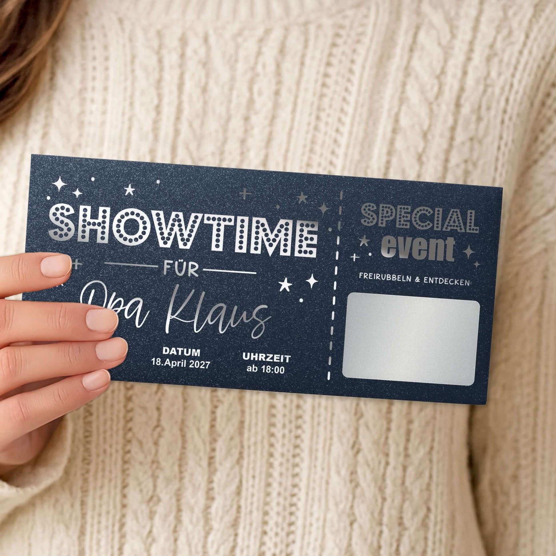Rubbelkarte Showtime Dunkelblau Schimmer mit Silberfolierung, in Hand gehalten – Lifestyle