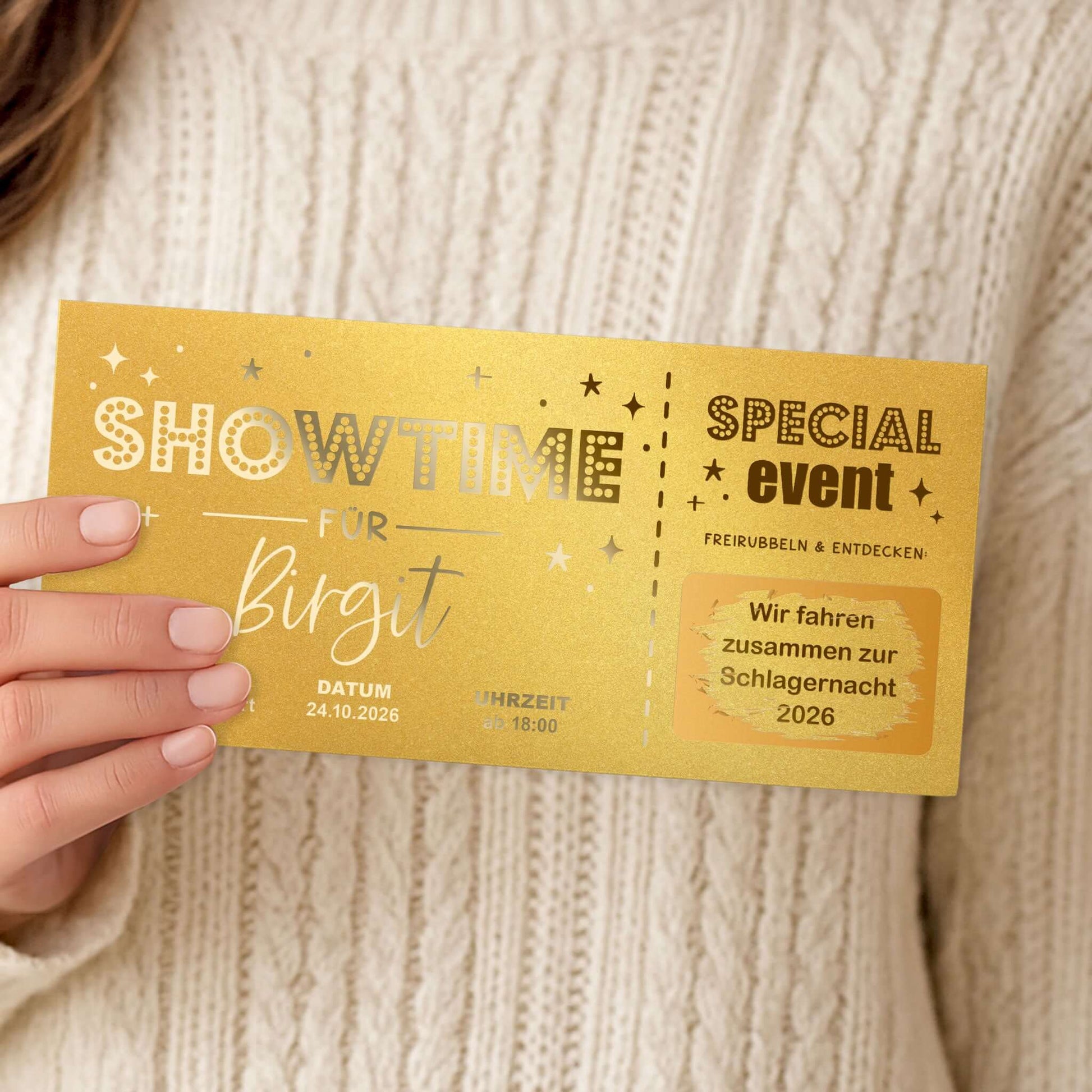 Rubbelkarte Showtime Gold Schimmer mit Goldfolierung, in Hand gehalten – Lifestyle