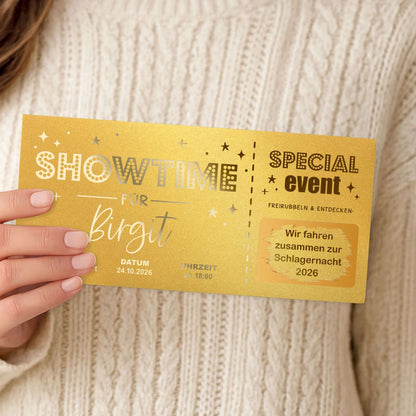 Rubbelkarte Showtime Gold Schimmer mit Goldfolierung, in Hand gehalten – Lifestyle