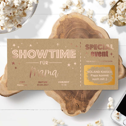 Personalisierbare Rubbelkarte Showtime auf Kraftpapier mit Roségoldfolierung, auf Holztablett mit Popcorn