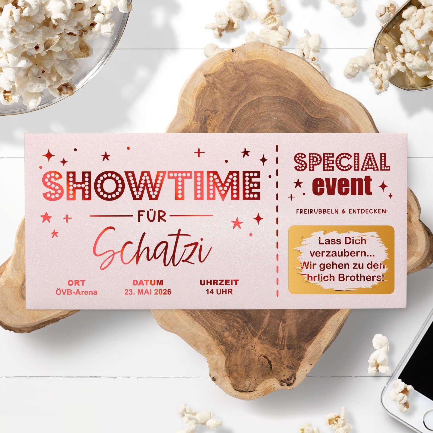 Rubbelkarte Showtime Rosa Schimmer mit Rotfolierung, Lifestyle auf Holzbrett mit Popcorn