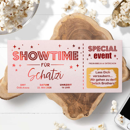 Rubbelkarte Showtime Rosa Schimmer mit Rotfolierung, Lifestyle auf Holzbrett mit Popcorn