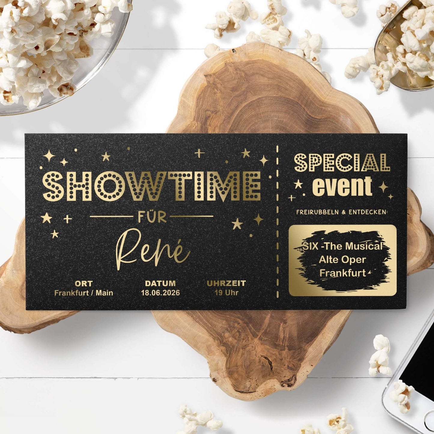 Rubbelkarte Showtime Schwarz Schimmer mit Goldfolierung, Lifestyle auf Holztablett mit Popcorn