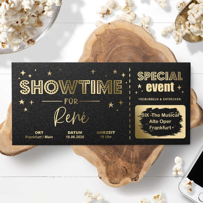 Rubbelkarte Showtime Schwarz Schimmer mit Goldfolierung, Lifestyle auf Holztablett mit Popcorn
