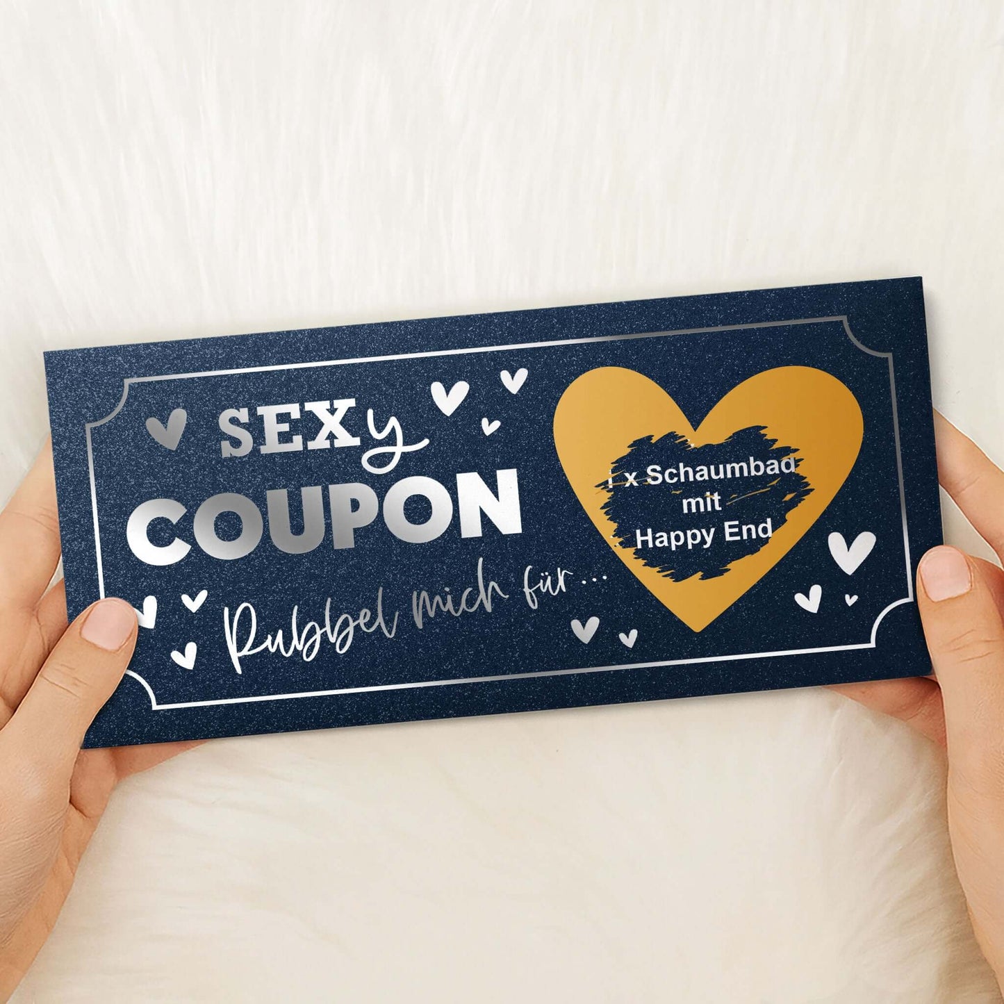 Sexy Coupon Rubbelkarte personalisiert für Paare mit herzförmigem Rubbelbereich und romantischem Design.