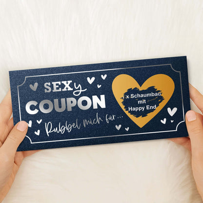Sexy Coupon Rubbelkarte personalisiert für Paare mit herzförmigem Rubbelbereich und romantischem Design.