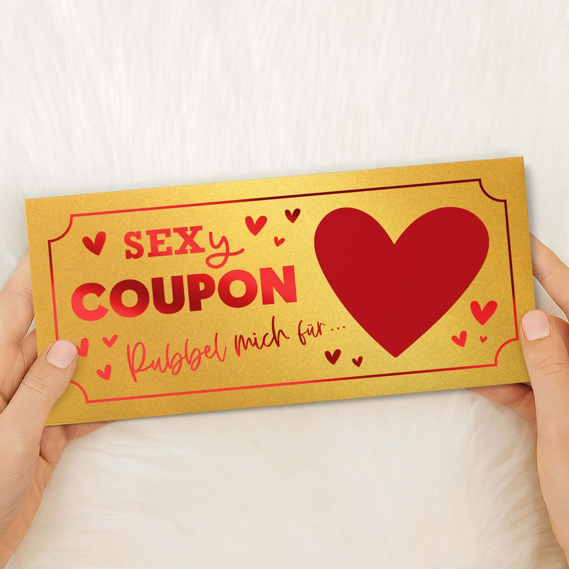 Sexy Coupon Rubbelkarte personalisiert, goldene Gutschein-Karte mit Herzmotiv für Paare.