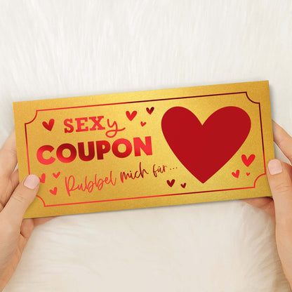 Sexy Coupon Rubbelkarte personalisiert, goldene Gutschein-Karte mit Herzmotiv für Paare.