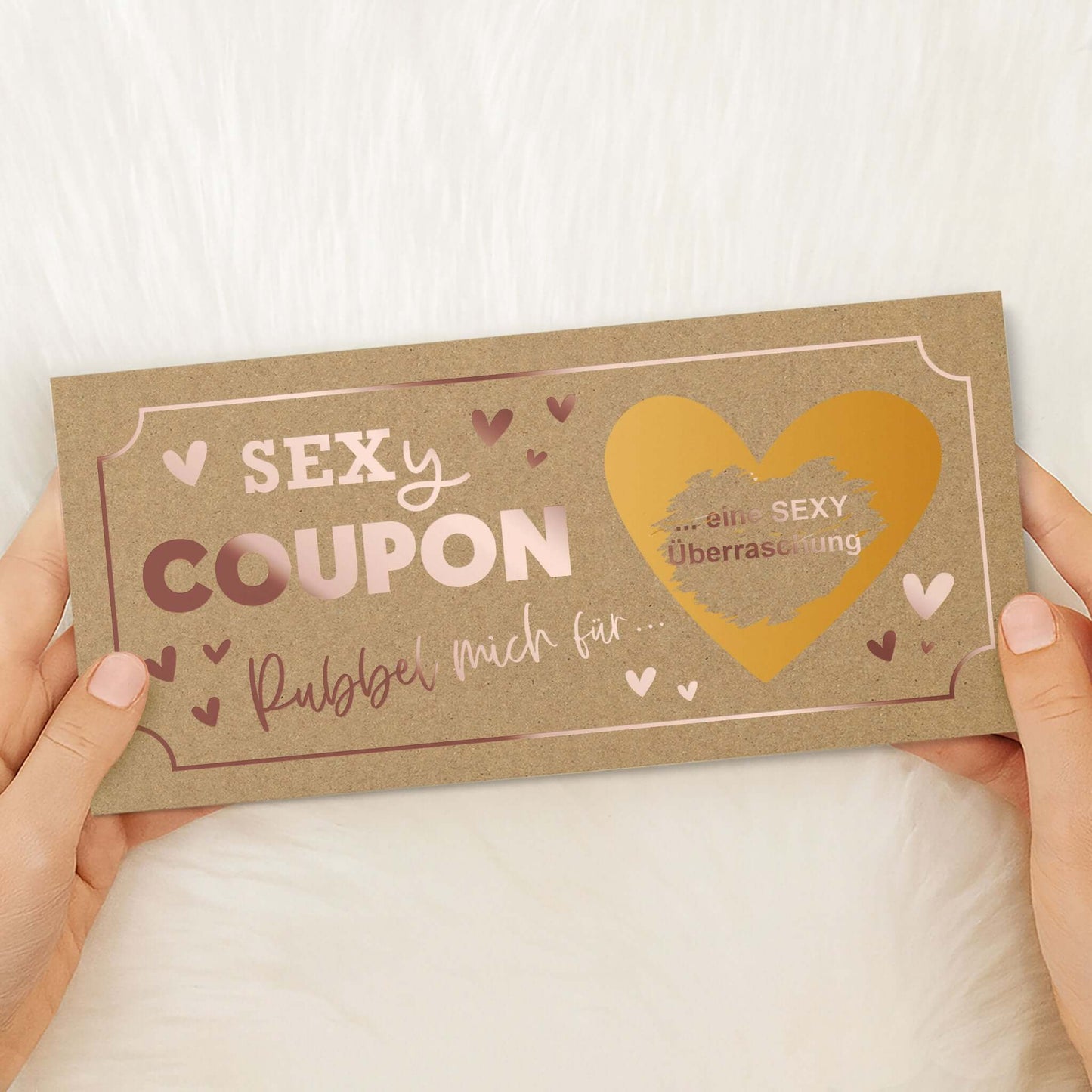Rubbelkarte personalisiert in Händen mit Herz und Aufschrift Sexy Coupon für paare.