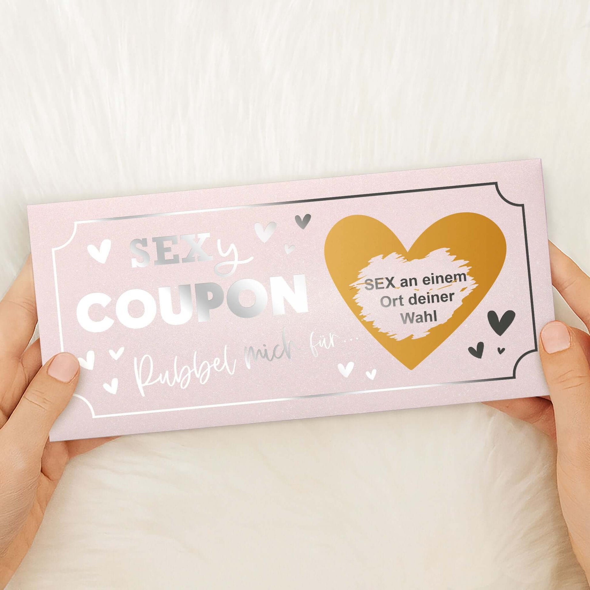 Rubbelkarte personalisiert in Händen, Gutschein für Paare mit Aufschrift SEX an einem Ort deiner Wahl.