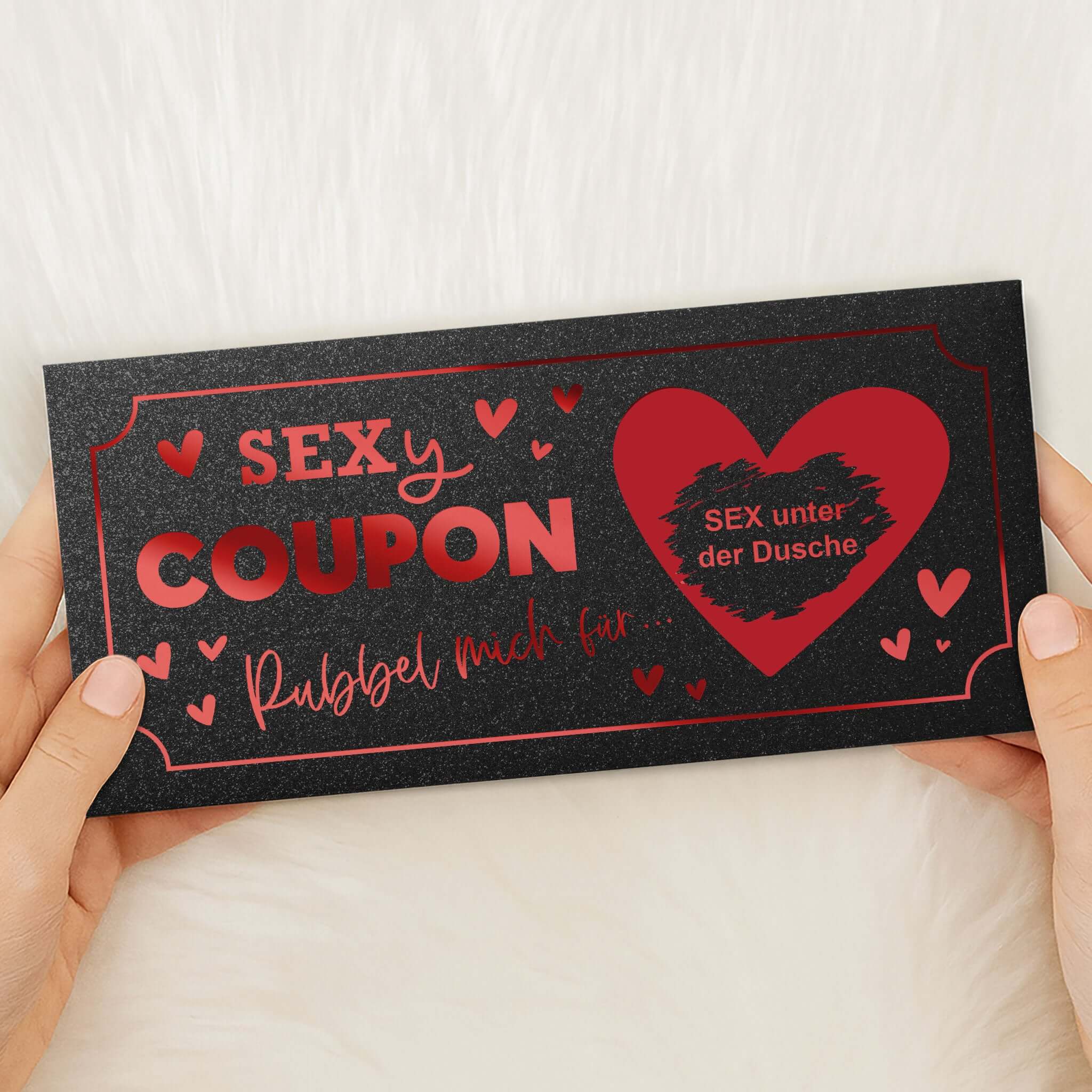 Sexy Coupon Rubbelkarte personalisiert – Gutschein für Paare, mit herzlichem Design und geheimen Angeboten.