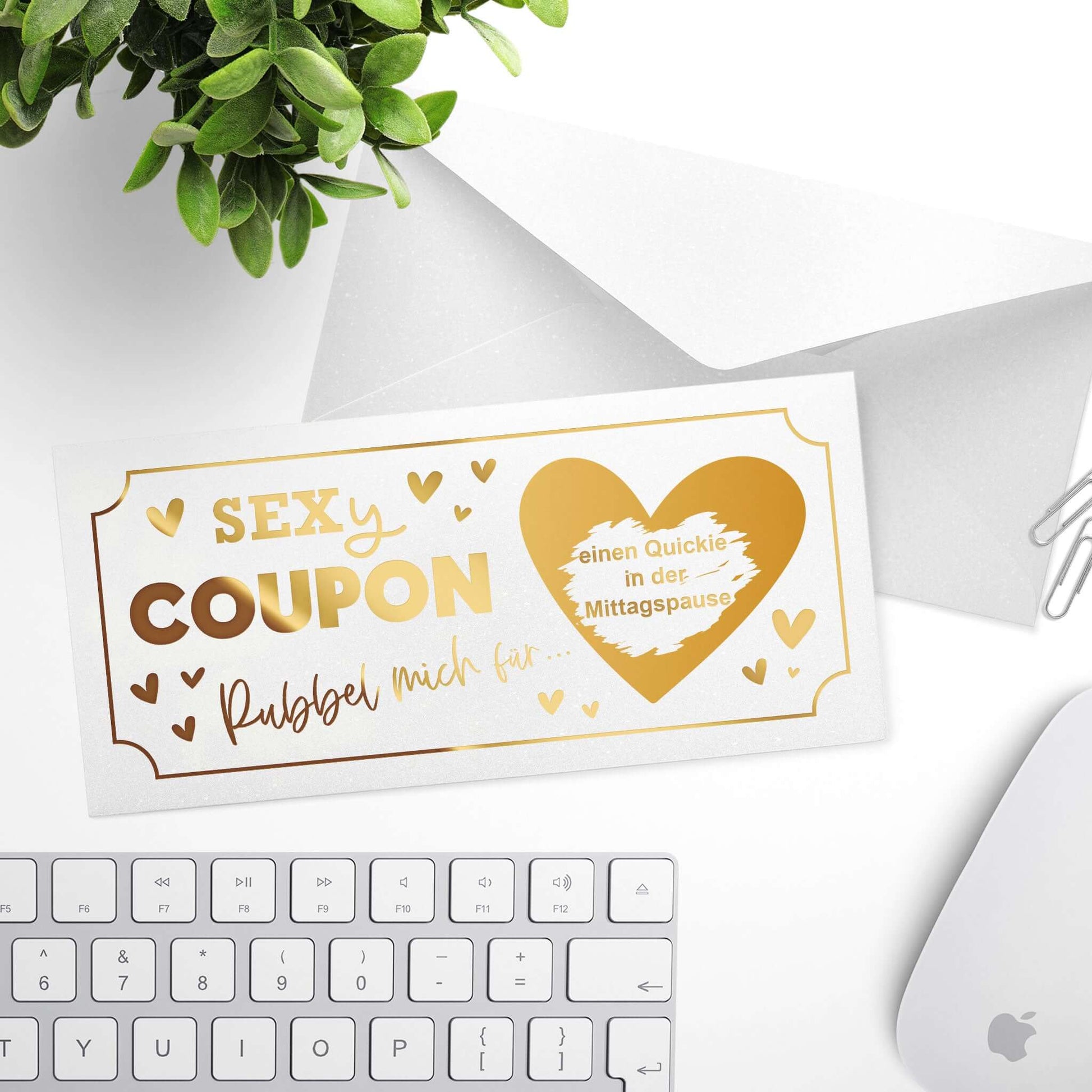 Sexy Coupon Rubbelkarte personalisiert mit goldenen Herzen und Umschlag für Paare.