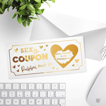 Sexy Coupon Rubbelkarte personalisiert mit goldenen Herzen und Umschlag für Paare.