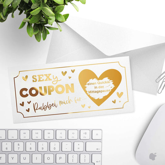 Sexy Coupon Rubbelkarte personalisiert mit goldenen Herzen und Umschlag für Paare.