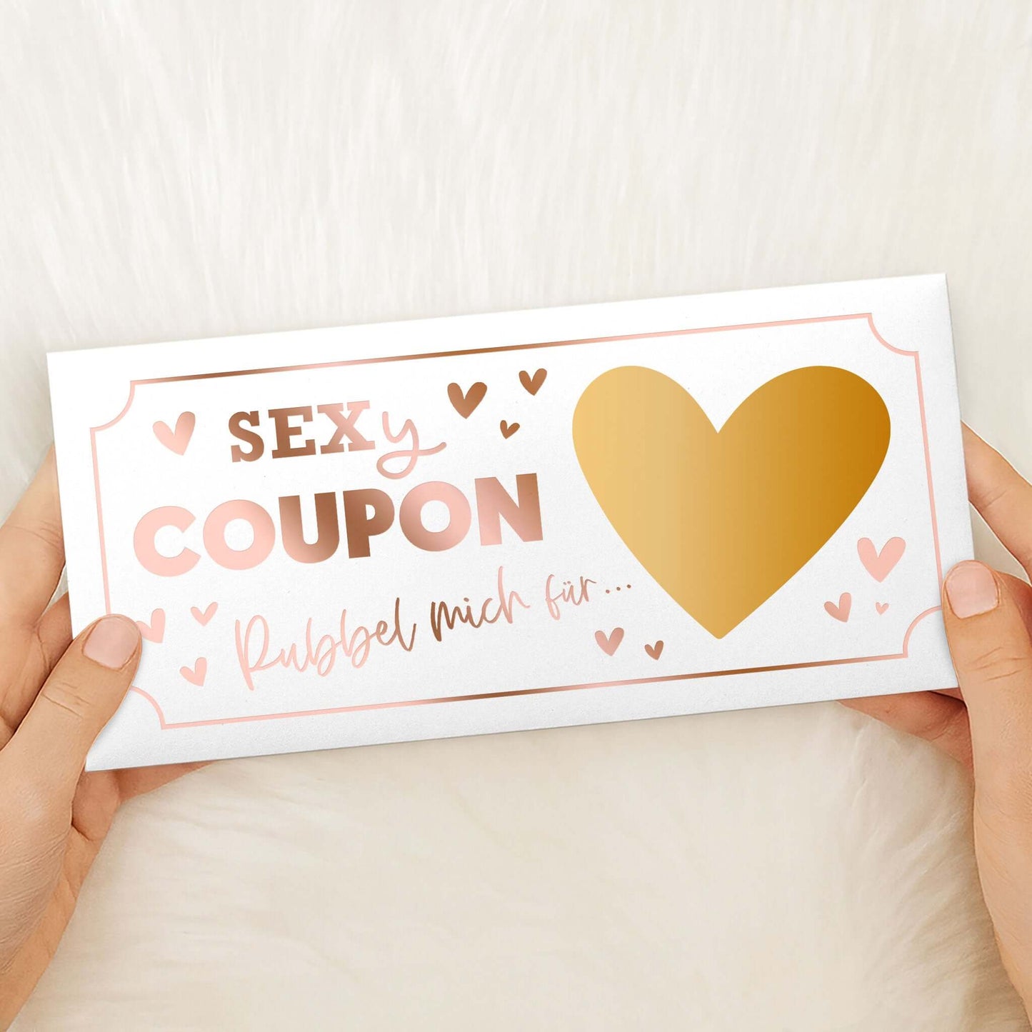 Sexy Coupon Rubbelkarte personalisiert in Händen mit goldenem Herz und liebevollen Details.