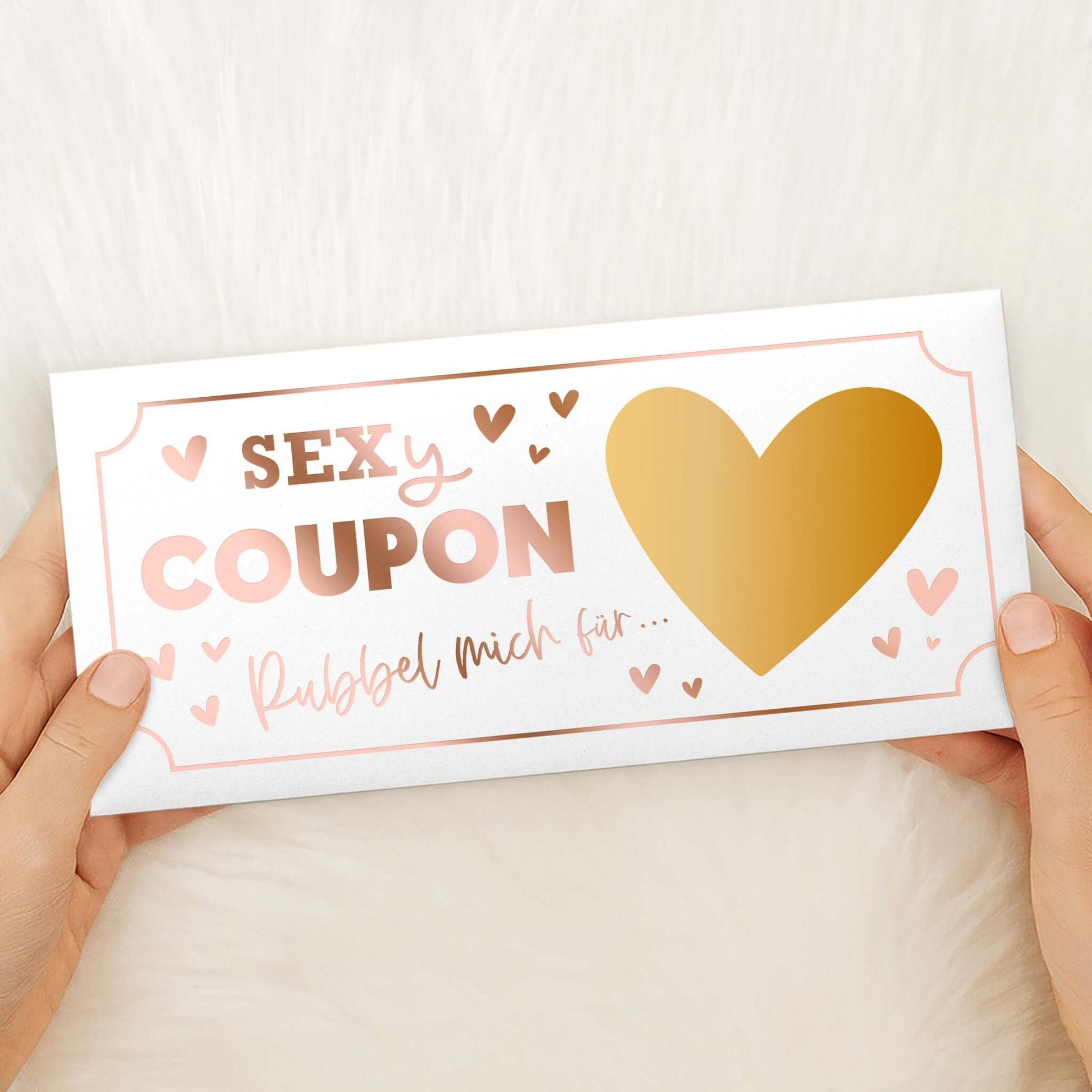 Sexy Coupon Rubbelkarte personalisiert in Händen mit goldenem Herz und liebevollen Details.