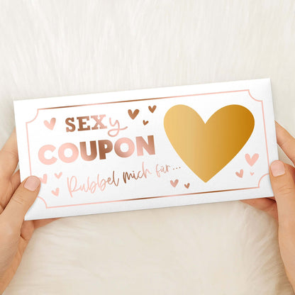 Sexy Coupon Rubbelkarte personalisiert in Händen mit goldenem Herz und liebevollen Details.