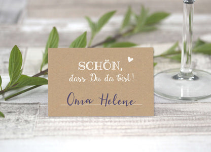 Dekobeispiel Tischkarten "Schön, dass Du da bist!" Kraftpapier weiß